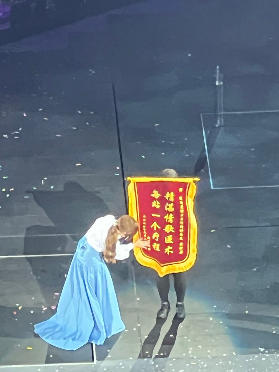xXGoDsXxArEs's tweet photo. 今晚7点，@XX舞团 「镜中舞」专场登陆city演艺中心！镜面特效+肢体张力拉满，手慢无座！ https://t.co/aOXWPWPh46