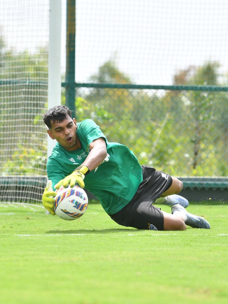 bengalurufc's tweet photo. All focus. No noise. 👊🔵

#WeAreBFC https://t.co/7tpxPTWgJY