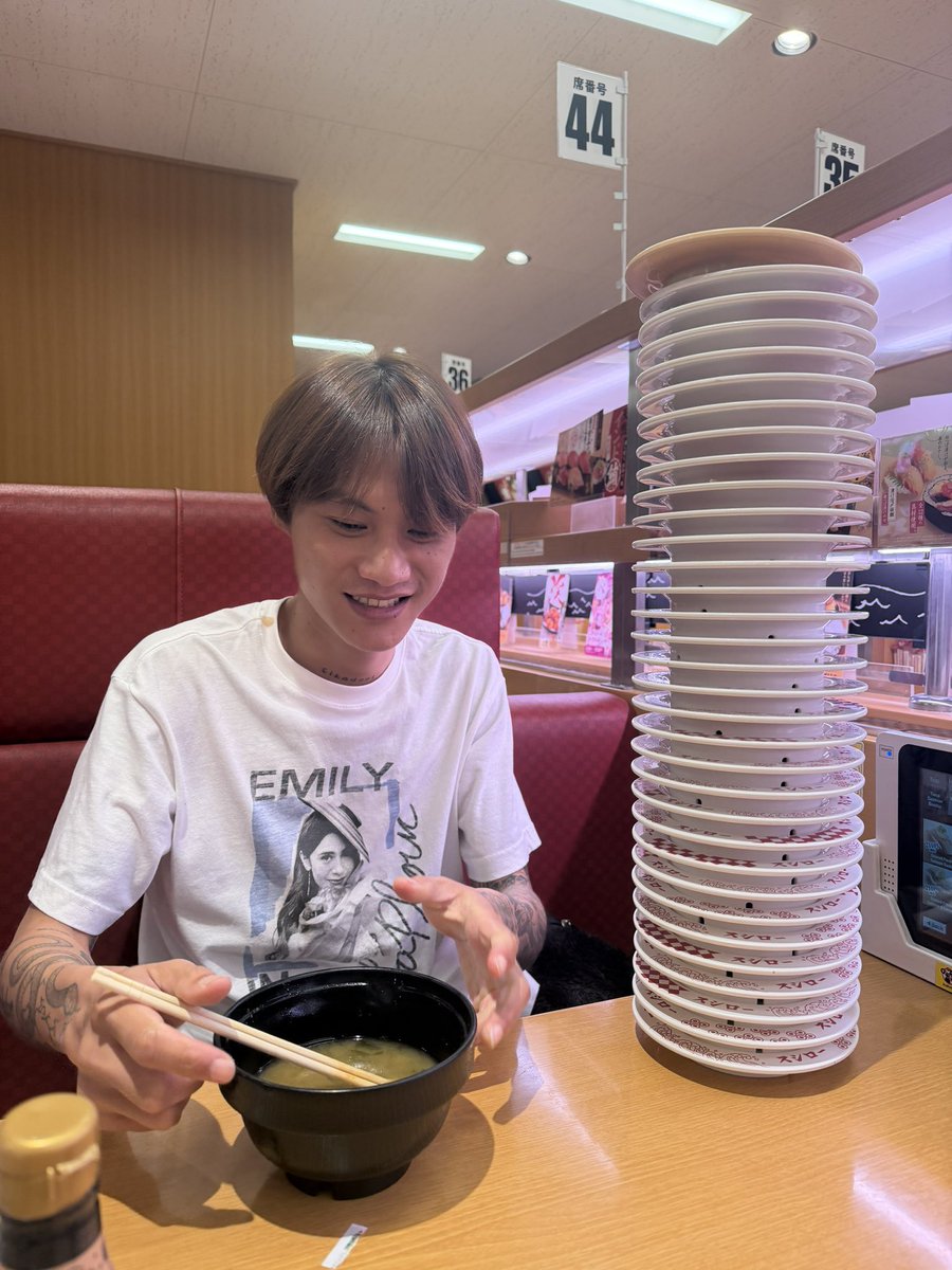g5xaf's tweet photo. VIVANT豆知識
先日スシローにきたチョッキー
すごい量の寿司を食べて話題になったけど、

実は全部サーモンやったらしいwww https://t.co/XNHAv4o4C3