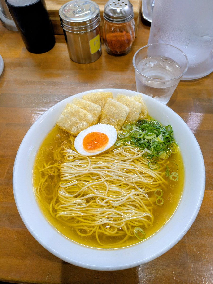 Tommy_0K_Hirocy's tweet photo. 今日の朝ラーはここだ！

岡山市南区西高崎にある
「煮干専門店 六三ラーメン」

【朝煮干しラーメン大¥950】

麺硬め！鶏油多め！

黄金の鶏油と煮干しが引き立つ
熱っつ熱スープ！

麺は細麺で、啜ると小麦の香りが
口中に広がる！

若干二日酔い気味だが、五臓六腑に沁みまくる！

最高ウマシャス♬ https://t.co/zh2QKWEr9J