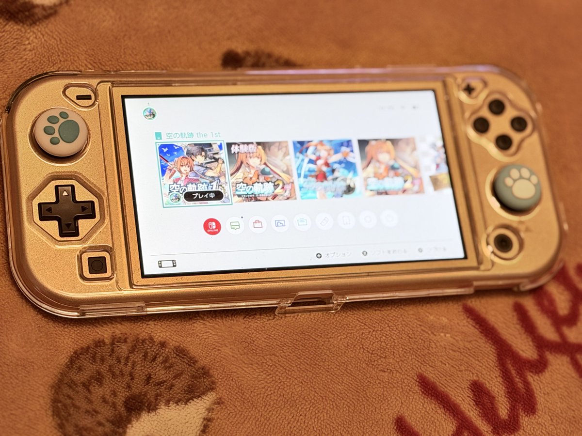 hiroki00072's tweet photo. 祝・7周年！🎉
私の所有しているNintendo Switch Liteは、ハイラルエディションとディアルガ・パルキアエディションです🎮
ハイラルエディションの写真。
やっぱりカッコいいな！
空の奇跡 the 1stを絶賛プレイ中❗️
クリアしたら2ndが待っています😆
#7周年
#NintendoSwitch
#ニンテンドースイッチ https://t.co/8XPmqeb8mc