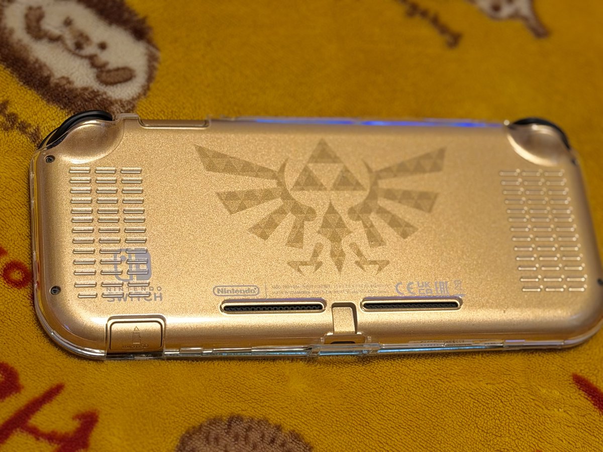 hiroki00072's tweet photo. 祝・7周年！🎉
私の所有しているNintendo Switch Liteは、ハイラルエディションとディアルガ・パルキアエディションです🎮
ハイラルエディションの写真。
やっぱりカッコいいな！
空の奇跡 the 1stを絶賛プレイ中❗️
クリアしたら2ndが待っています😆
#7周年
#NintendoSwitch
#ニンテンドースイッチ https://t.co/8XPmqeb8mc