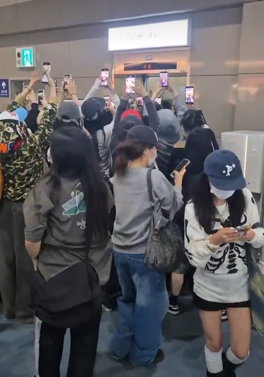 sulucoer's tweet photo. they're not fans. stop addressing them as coers! they're sasaengs and content sellers who use the artists for their own benefit! they're all hiding behind masks and caps. THEY ARE ANIMALS! @BIGHIT_MUSIC DO YOUR FVCKING JOB! https://t.co/qwfBQhhgnM