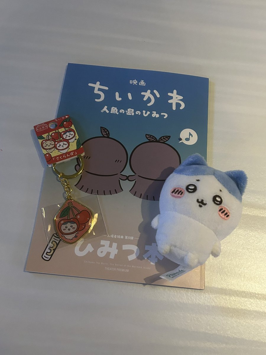 9rrr12's tweet photo. 映画観てきた(*ˊ˘ˋ*)
3回目だけど、何回みても面白い！

職場の人からお土産で
さくらんぼ🍒🐱貰った✧︎*。

可愛すぎる…ෆ

 #ちいかわ
 #ちいかわ好きな人と繋がりたい https://t.co/IoJOnaOGzc