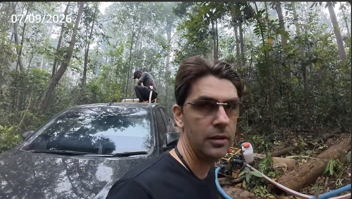LambeSahamjja's tweet photo. kendala pas padamin kebakaran hutan di kalawet:
- selangnya kurang panjang buat nyampe ke titik api
- pompa airnya enggak kuat angkat air ke atas bukit
- tim udah capek banget soalnya udah berhari hari enggak istirahat cukup
- hujan yang turun cuma sebentar jadi enggak bisa diandalkan buat bantu padamin api
- api yang tadinya udah dikira terkendali eh tiba tiba membesar lagi
- perusahaan tambang batu bara sempat ragu bantu alat berat 
- karena takut ada masalah hukum soal masuk kawasan hutan
- minyak buat pompa juga sempat mau habis
- masih ada rasa enggak enak karena orang cari kayu di kawasan hutan yang dilindungi
- kondisi di lapangan berbahaya kayak jalur yang gampang kebakar dan area yang susah dijangkau mobil