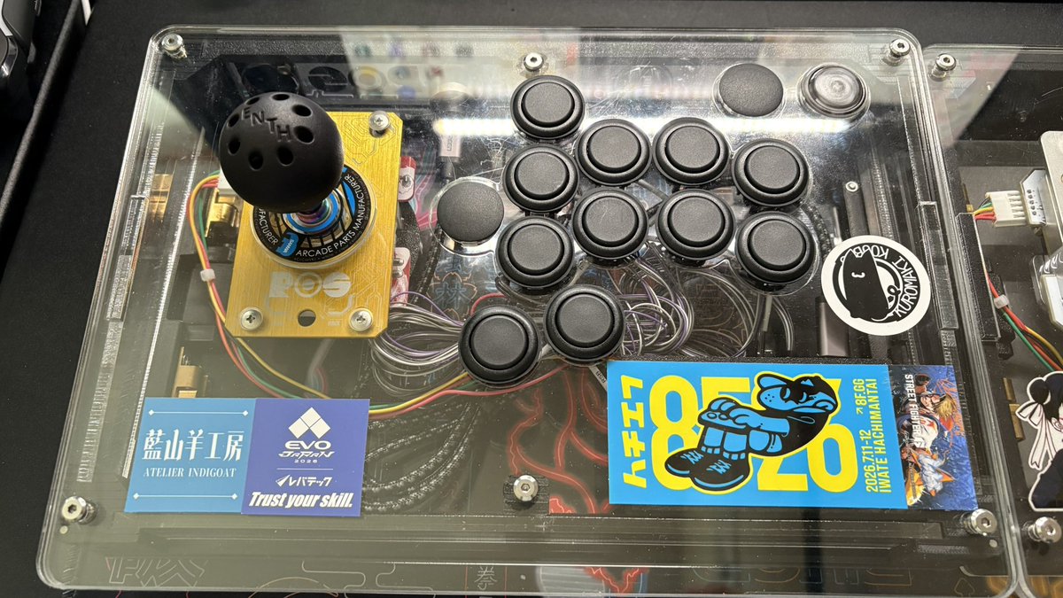 fu_raibou_yoh's tweet photo. 自作レバー用ハーネスのZENAIMボタンアケコン2台目も完成！

1台目:ROSゴールドプレートOTTO V5
2台目:ROS V5

ZENAIMボタン使いたくてレバーを付け替えていたけど、2台にすれば付け替え不要。

レバーそれぞれの特徴が違うので、アケコンを変えながら楽しみます。

#ZENAIM 
#アケコン https://t.co/QhaEBPytbr
