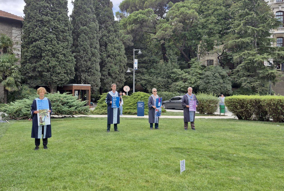 yunusunbabasi's tweet photo. 18 Eylül 2026 Boğaziçi Üniversitesi Akademisyenleri Nöbeti no. 1398. Direnişin 6. yılı/2084. günü @UniBogazici #KabulEtmiyoruzVazgeçmiyoruz
September 18, 2026 Bogazici University Faculty Vigil #1398/6th year/2084th day of the resistance @unibogazici_en #WeDoNotAcceptWeDoNotGiveUp https://t.co/Sth3HTRc4K