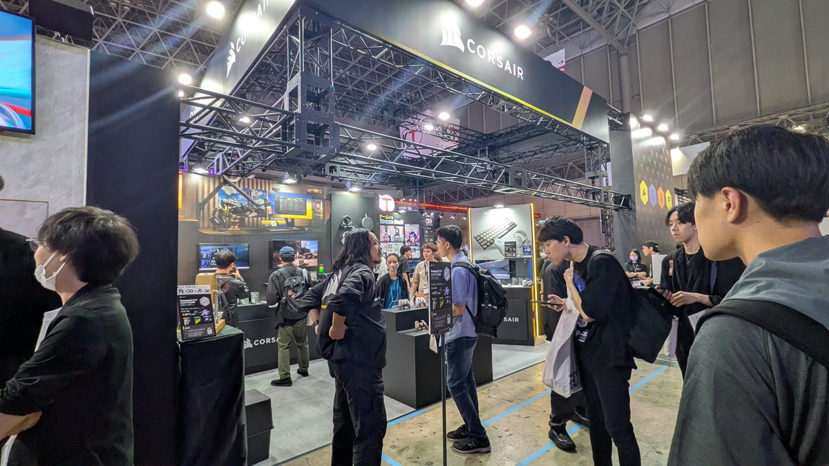 anG_57_'s tweet photo. ブースに来ました〜!!

かっこいいコントローラーがたくさん並んでます！！

#Gumayusi×CORSAIR
@CORSAIR_JP https://t.co/RnadEeRW9y