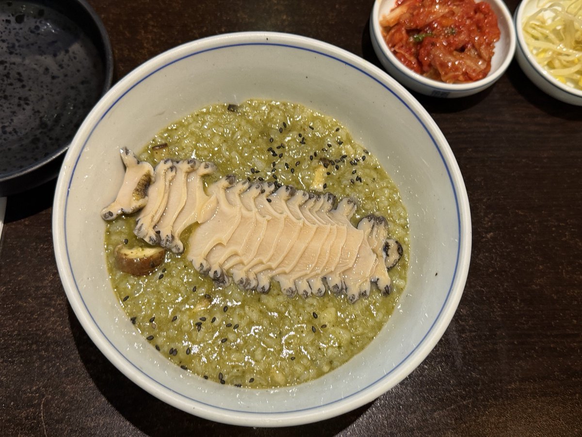 Mv6xKjW5Q067556's tweet photo. 今日の朝は明洞の｢喜粥喜粥(ビスクビスク)｣で“生アワビ粥“を頂きました😆😆😆
スライスされた生アワビが乗ったちょっと贅沢なアワビ粥でしたよ😋 https://t.co/YQqYCWKETH