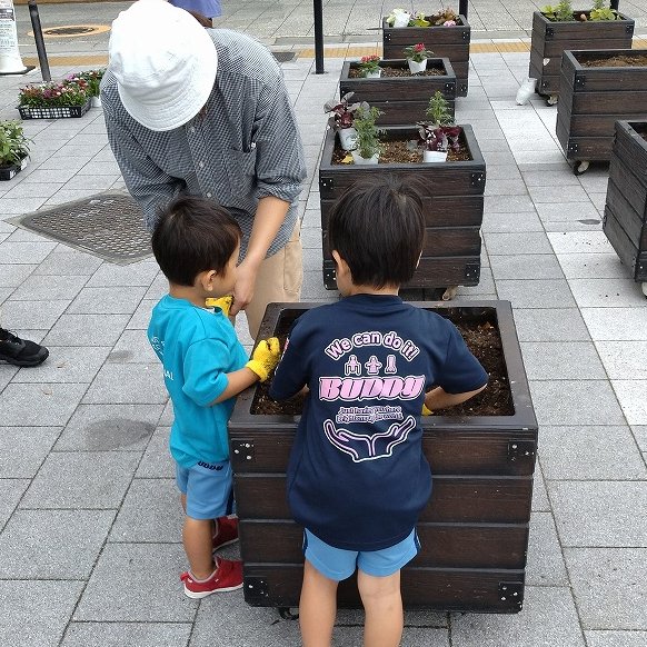 sumidapark1345's tweet photo. 【プログラム実施報告】
9/19に「プランター寄せ植え」を開催しました🪻
初めてのご家族やリピーターさんもご参加いただき、素敵なプランターが完成しました🌸
お花の成長が楽しみです♪
次回は11～12月頃を予定しています。ご参加お待ちしています♪

#墨田区 #隅田公園 #寄せ植え https://t.co/O0lxM2gwTM