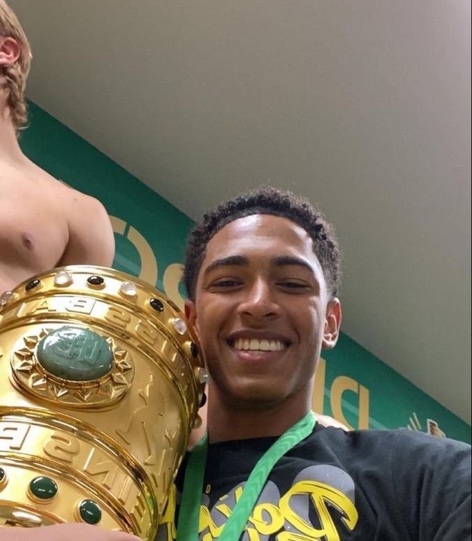 aparatewas's tweet photo. smiling bc he got erl tit on cam https://t.co/kT8OTpIASd