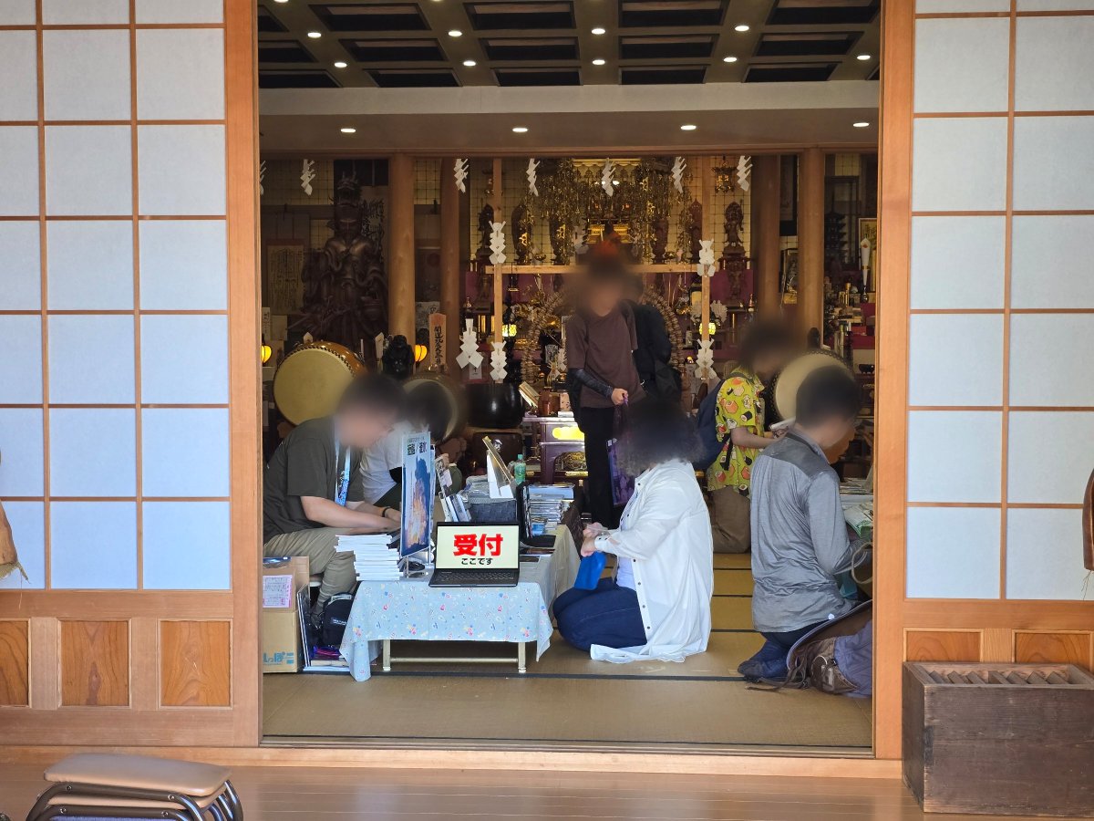 Namba_NIT's tweet photo. 札幌から５時間かかる日本最北の街・稚内からさらにフェリーで２時間の離島
さらにそこからバスに乗り換え３０分

集落のお寺で開催される

日本最北・最果ての

同　人　誌　即　売　会 https://t.co/z3XAI8mEbP