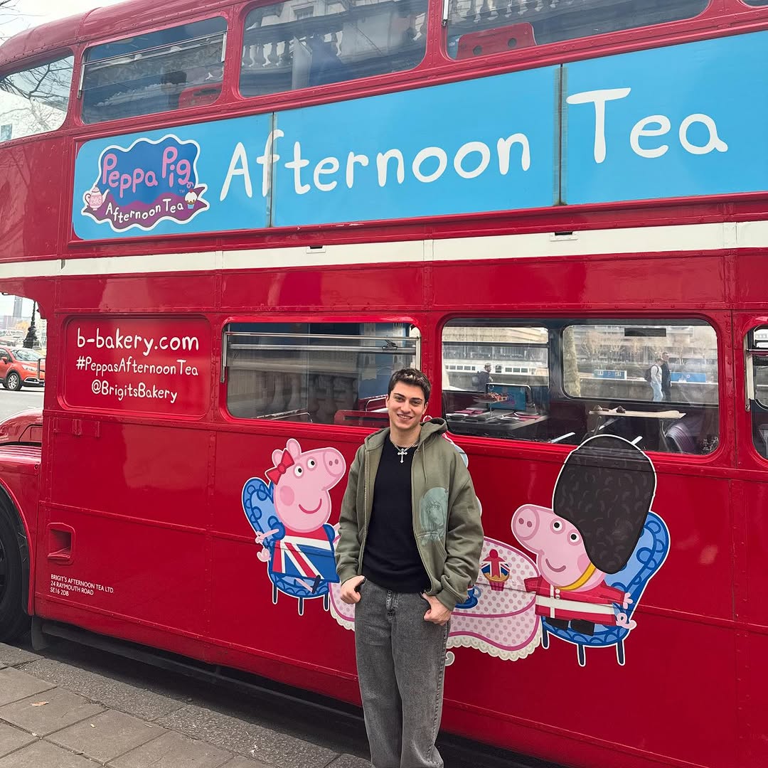 Bryancamargo's tweet photo. I'm pegging that man at the back of the bus https://t.co/qEjhgEcwwX