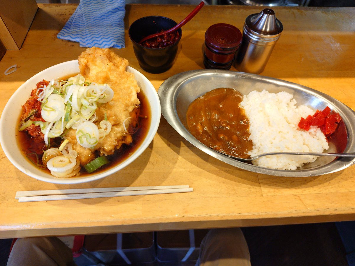 NoRule0001's tweet photo. 駒込 一〇そば
温そば(小)＋とり天＋紅しょうが天(半)＋ミニカレー https://t.co/KWe3FbcgTu