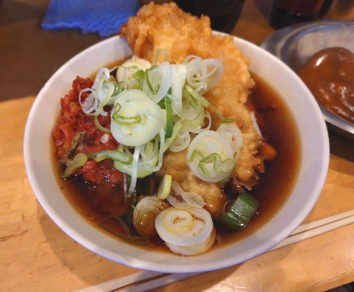 NoRule0001's tweet photo. 駒込 一〇そば
温そば(小)＋とり天＋紅しょうが天(半)＋ミニカレー https://t.co/KWe3FbcgTu