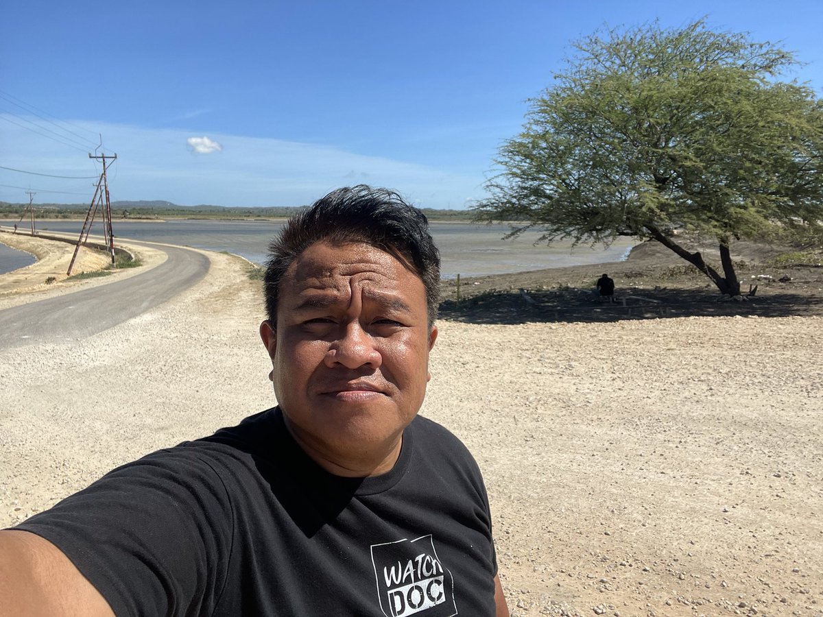 Dandhy_Laksono's tweet photo. ROTE. Baru pertama ke pulau paling selatan NKRI. Lanskapnya sering digambarkan kering dan tandus. Warganya banyak merantau. 

Dengan propaganda itu, Jakarta sedang bikin proyek 13.000 Ha tambak garam (setara luas sawah) yang menggusur tanaman pangan manusia dan ternak, serta mengancam sumber air. Terutama di sisi timur pulau.

Proyek ini di bawah bendera K-SIGN (Kawasan Sentra Industri Garam Nasional). Seperti biasa, iming-imingnya penciptaan 25.000 lapangan kerja. 

Padahal Rote sudah swasembada pangan (beras, jagung, ubi, sorgum). Sebagian bahkan dijual ke Kupang (Timor daratan).

Seperti Proyek Strategis Nasional (PSN) lain di seluruh NKRI, warga dan pemerintah daerah tak pernah dilibatkan dalam perencanaan. Semua diputuskan Jakarta. 

Punya produksi garam tentu penting. Tapi membebankan produksi nasional pada satu pulau kecil, adalah penghancuran dan pemiskinan. Apalagi di sisi barat, industri pariwisata premium terus mengincar tanah-tanah masyarakat.

Sementara pusat-pusat produksi garam seperti utara Jawa atau Madura semakin hancur karena tekanan industrialisasi dan komersialisasi lahan. Seperti di Sulawesi untuk reklamasi properti. 

Garam tak hanya buat masakan. Juga industri farmasi, kecantikan, tekstil hingga kimia. Kalau benar demi ekonomi Rote, buka tambak secukupnya lalu bangun industri hilirnya. 

Ini yang akan menciptakan lapangan kerja. Bukan belasan ribu hektar hamparan tambak yang cukup dengan alat-alat berat dan hanya perlu segelintir buruh kasar saja. 

Pemerintah daerah jangan obral lahan dan tertipu dengan iming-iming lapangan kerja. Stop membuka lahan baru sampai Jakarta membangun industri hilir di Rote.

Tanpa hilirisasi, proyek ini hanya mengincar lahan murah dan mudah. Korbannya akan banyak. Dari lontar, ternak, hingga potensi wisata.

Kalau perlu pemerintah NTT dan Rote Ndao membuat syarat bahwa setiap 1.000 Ha lahan yang dibuka, harus ada 1 rintisan industri hilir yang dibangun.

Apalagi semua pemerintah daerah sedang dilemahkan lewat fiskal yang terus disedot rezim militeristik Prabowo-Gibran di Jakarta.

Daerah seperti Rote hari ini tak bisa membangun dan hanya sanggup membayar gaji pegawai. 

Saya sampaikan salah satu konsep dan gagasan dari buku "Reset Indonesia" ini di forum Rote Mengajar, Agustus lalu di depan bupati, pejabat, ASN, dan warga.

Semoga didengar. Kalau tidak, ingatlah: Ini pulau paling selatan NKRI.

Tahu apa yang terjadi dengan mereka yang kecewa di ujung paling barat dan timur NKRI?