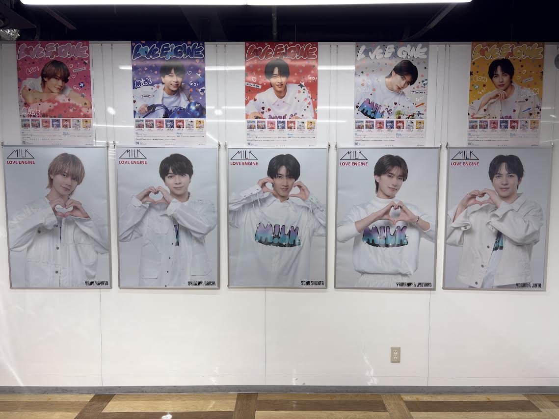 TOWER_Fukuoka's tweet photo. 【M!LK】

1st Mini Album『LOVE ENG!NE』

「#タワラブ！」キャンペーン開催中❣️
🐮「タワラブ！」ポスター掲出
　　 　＆抽選プレゼント
🐮ソロポスター掲出
🐮ソロ等身大パネル
🐮発売記念パネル展
　🗓️9/21(月)明日まで
🔗https://t.co/IGISe8wXM9

巨大壁面フォトスポットの設置も!!💞 https://t.co/uONUH5OJZG