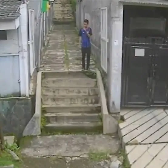 KapudS640's tweet photo. Reminder 🥀

Udah 7 tahun berlalu, tapi kasus seorang siswi SMK di Bogor ini masih belum terungkap sampai sekarang.

Padahal pelakunya jelas terekam CCTV. Tapi anehnya, bahkan sekelas FBI pun gak bisa membongkar kasus ini. https://t.co/3OfWrwsAm2