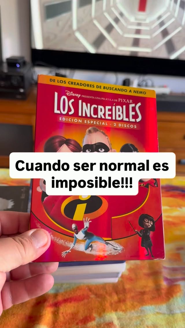 LaniDyner's tweet photo. The Incredibles (titulada Los Increíbles en España) es una película de animación estrenada en 2004, producida por Pixar Animation Studios y distribuida por Walt Disney Pictures. Fue escrita y dirigida por Brad Bird. La historia sigue a Bob Parr https://t.co/ThHugOLeOk