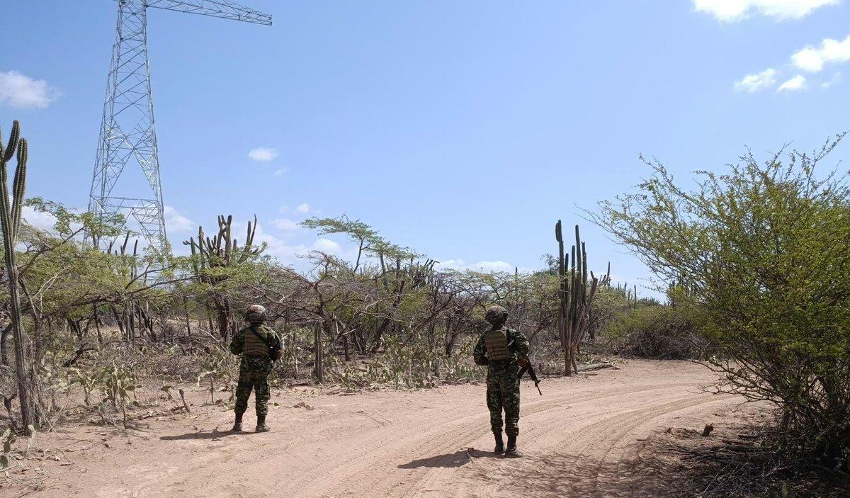 Ejercito_Div1's tweet photo. En #LaGuajira nuestros soldados del Batallón de Artillería Defensa Antiaérea N.° 1 desarrollan operaciones de seguridad y vigilancia en el km 65, con el propósito de prevenir acciones de grupos armados y neutralizar factores de inestabilidad, contribuyendo a la protección de los activos estratégicos y la infraestructura crítica del Estado.

​#SiempreFirmes
#DécimaBrigada🪖