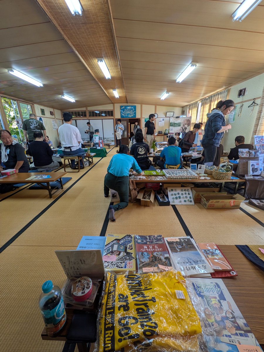 tatami_shino's tweet photo. 皆さん、これが北方領土を除く本邦最北端の有人離島礼文島で開催の同人誌即売会です！
本当です。この建物の他にお寺の本堂でもやってます。
見よこの集積と多様性！
#最果てケット
#局長北限録 https://t.co/OwABoJ3SCc