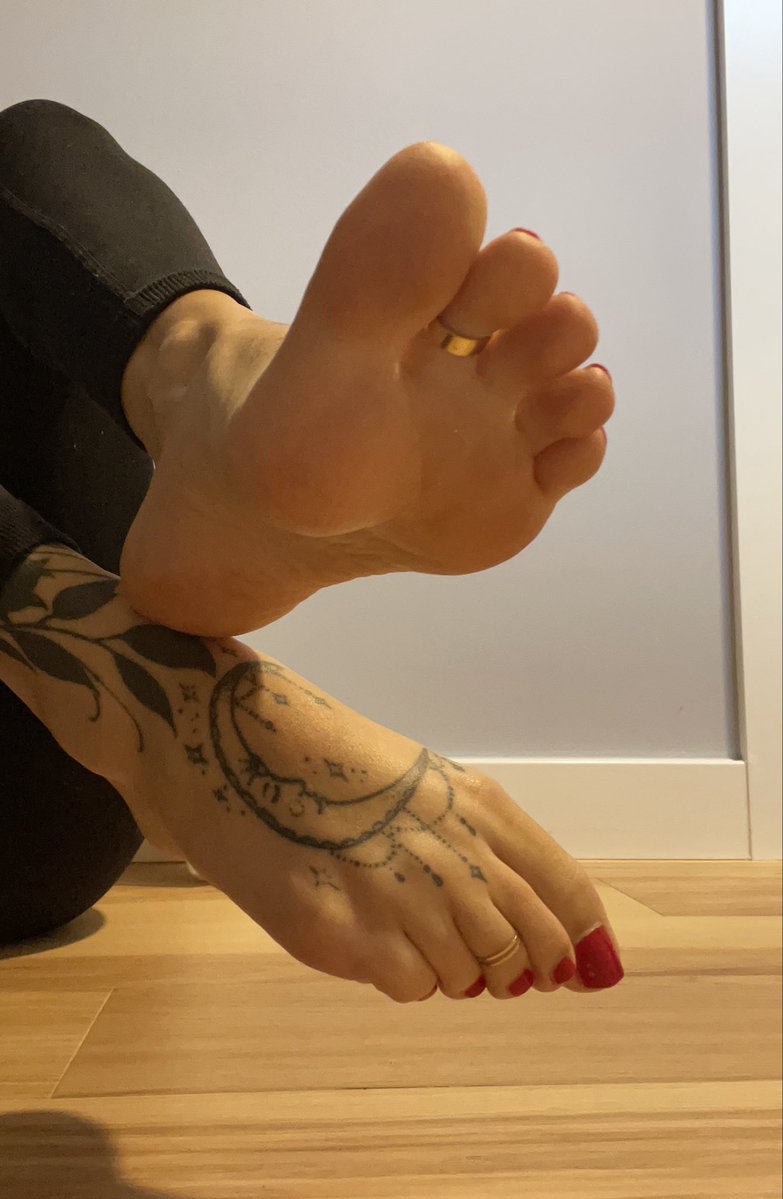 LunaLuciousLik's tweet photo. Soles or polished toe nails? #feet #footfetısh #FootAddict #soles https://t.co/zasAgUvup1