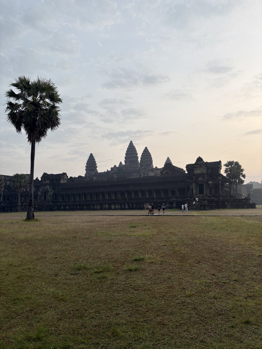 CarlosKimsan's tweet photo. Angkor fueron construidos entre los siglos XII y XIII después de Cristo para los dioses, los Budas y los antepasados de los reyes, pero en el siglo XV el Imperio jemer fue abandonado por las invasiones de los enemigos y por la sequía de los embalses en Angkor
#camboya #angkorwat https://t.co/xCmhbKTPu1