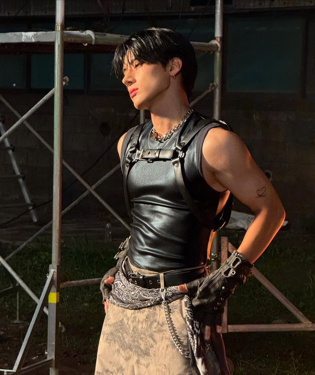 luvrics2_'s tweet photo. OMG THIS ERIC 🤤🔥 https://t.co/nGR0PbdqAE