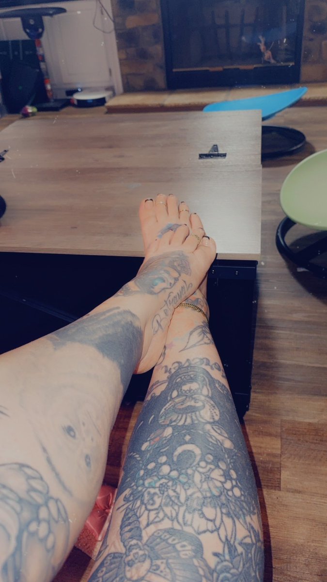 PattyMayoToes's tweet photo. Saturday Vibes

#Kentucky #TattooedAngel #tattoos #footworship #footfetısh #findom #toes #footdeity #socks @rt_feet @RTLoveFeet @rt_find @dommes_rt @rt_feetdom https://t.co/PoSfcF7z3v