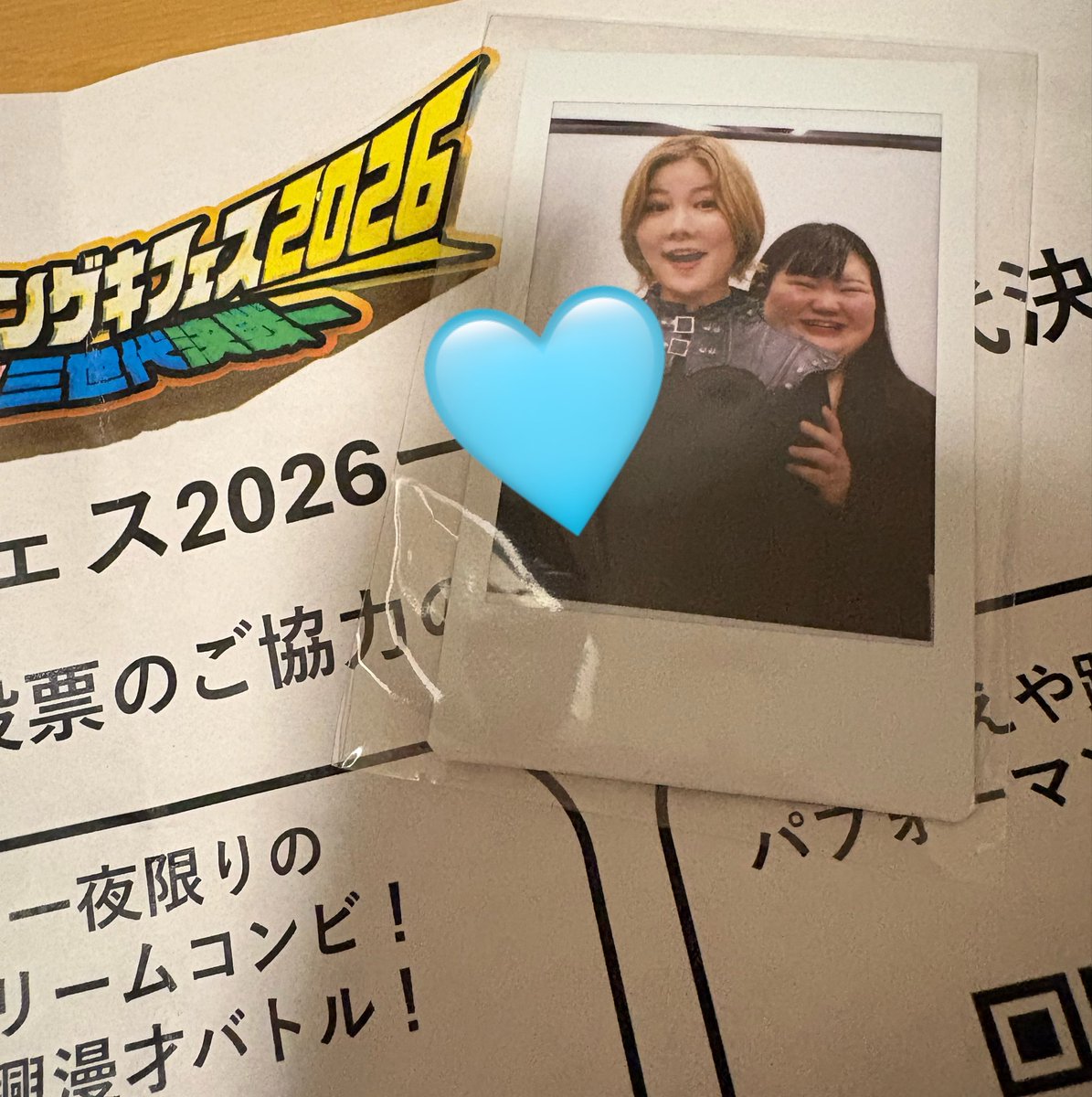 ms_k37p's tweet photo. 昨日はトーキョーマンゲキフェス❣️
今年も小田さんは休演だったけど、植田さん最初から最後までいてくれて綱引きでも水着で頑張ってて笑
エンディングでもデカハンディファンを後輩たちにプレゼンしてた！笑
友達が入場特典のチェキでオダウエダ当ててくれて嬉しすぎるー😭💙　#オダウエダ https://t.co/ooD3gwl6ox