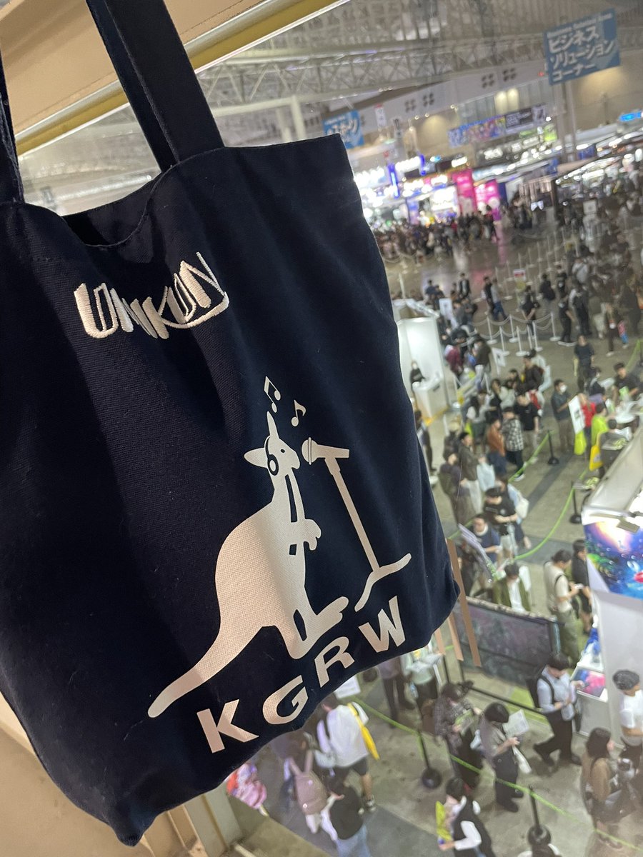 chika77jp's tweet photo. #東京ゲームショー2026

本日一般2日目
明日は中止となりました
本日チケットは完売です

コーエーテクモゲームス
物販ブースで　

#うみくん トートと一緒に来たよ https://t.co/tInTAKba9w