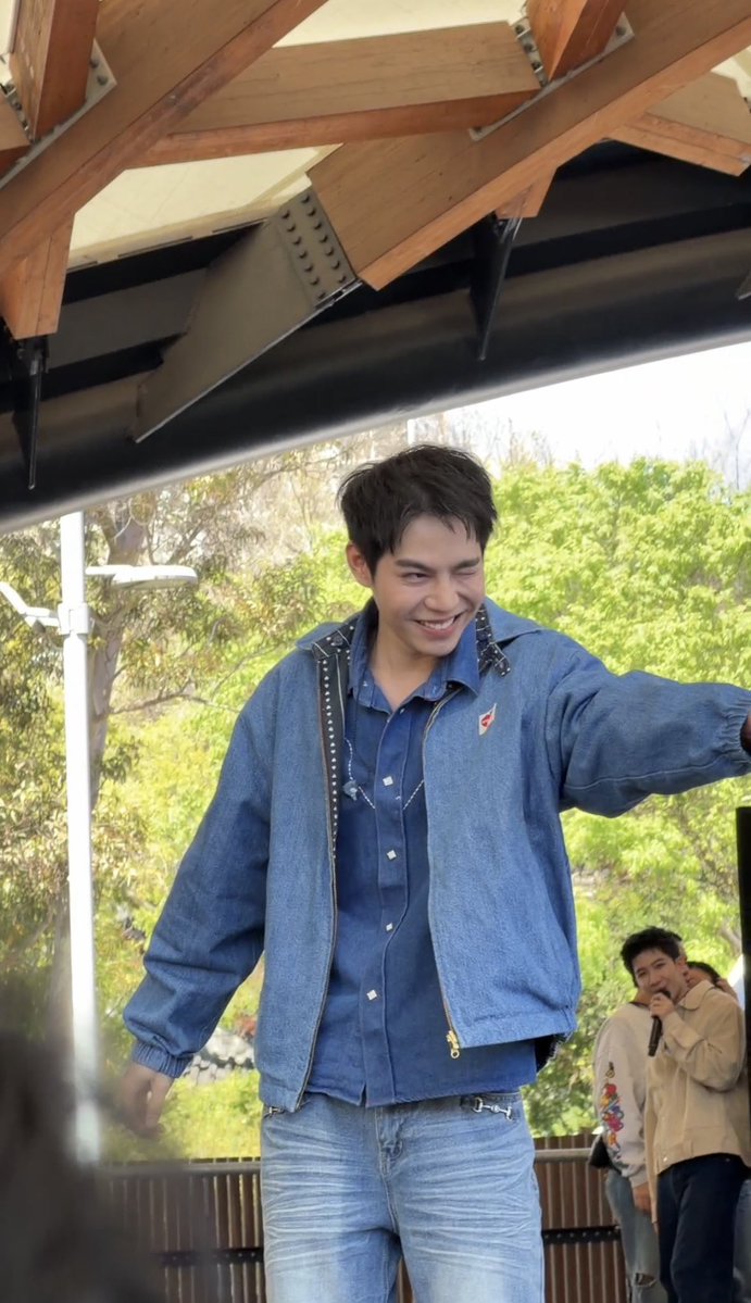 Cloudy558's tweet photo. ตะเอ๋! 🫣 มีคนแอบช่วยเพื่อนครับคุณตำรวจ

FIRSTKHAOTUNG x TGF2026 
#firstkhaotung 
#ThailandGrandFestival2026SydneyxFK https://t.co/aOrpnONX4w