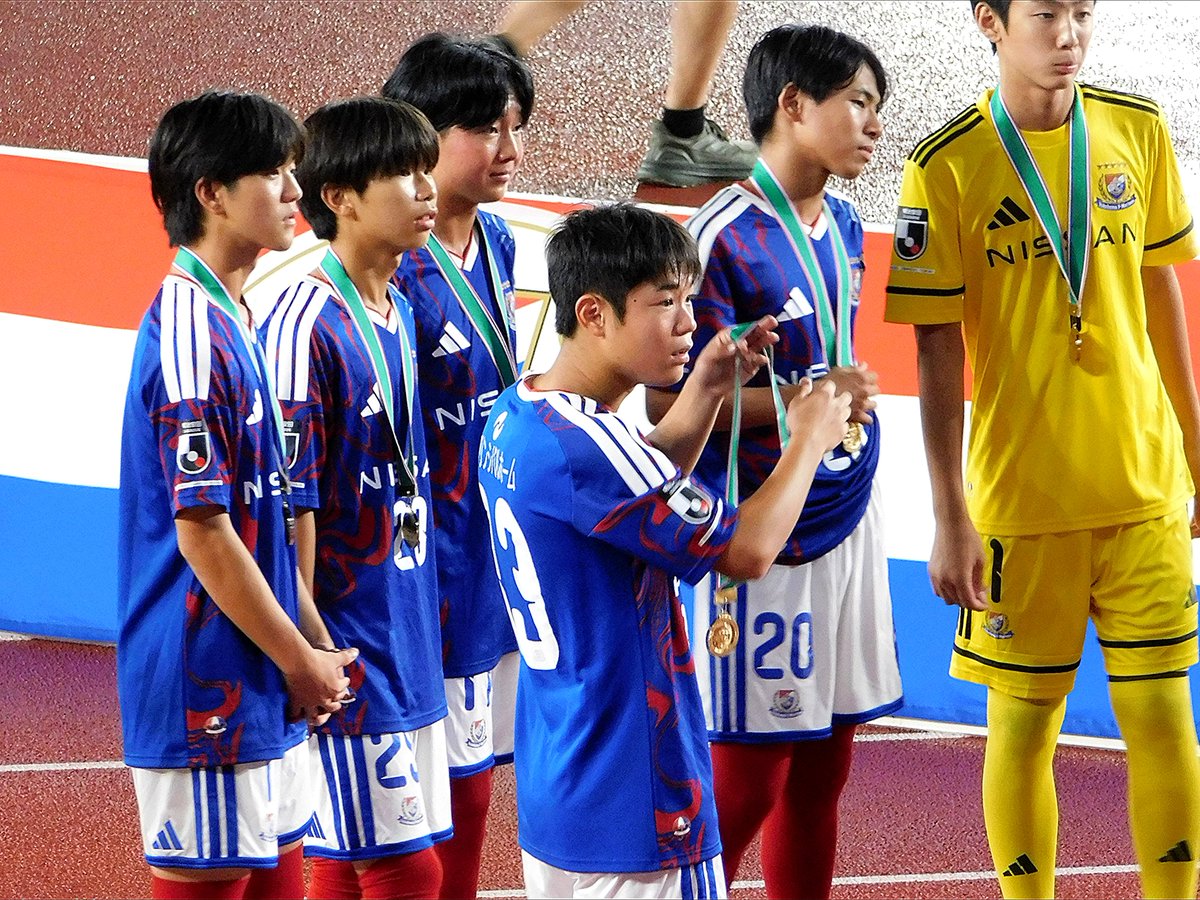 efu_ka_'s tweet photo. ゴール裏に優勝を報告に来たジュニアユースの選手達の笑顔が弾けていてかわいすぎた…🥰
この中から「あの時の！」という選手が1人でも多く生まれますように🙏
#fmarinos
#横浜F・マリノスジュニアユース https://t.co/pS3lpaaATK