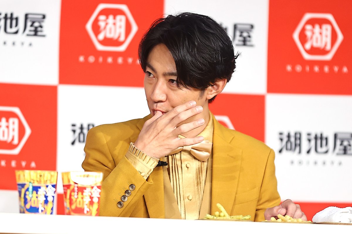edgelinetokyo's tweet photo. 相葉雅紀 思わず親指ペロっと舐める熱烈食レポ！金色に輝く衣装で湖池屋『金のポテト』アピール https://t.co/gBRWjZfdm1

記事内全身写真も掲載
フライングで“食レポ”で照れ笑い
#金のポテト https://t.co/ohqxQRROUU
