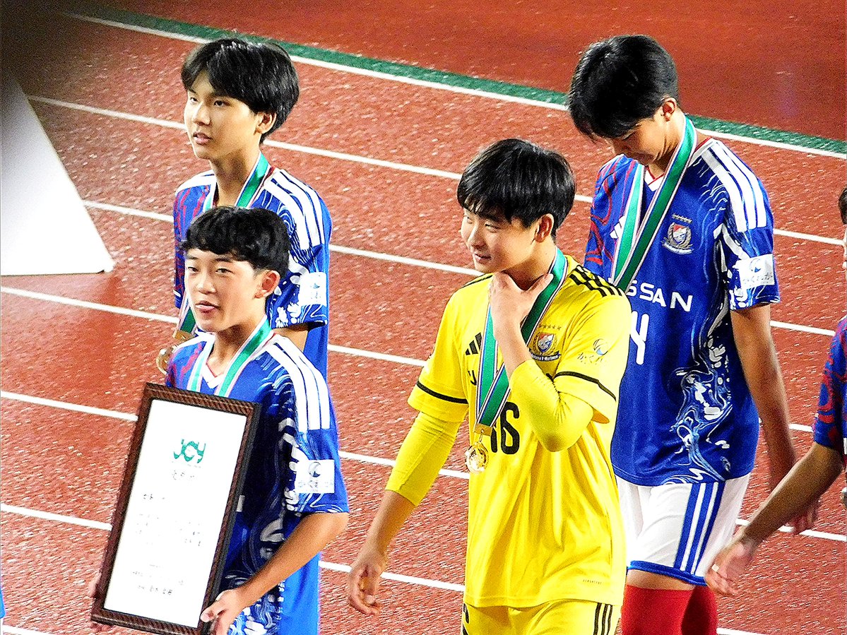 efu_ka_'s tweet photo. ゴール裏に優勝を報告に来たジュニアユースの選手達の笑顔が弾けていてかわいすぎた…🥰
この中から「あの時の！」という選手が1人でも多く生まれますように🙏
#fmarinos
#横浜F・マリノスジュニアユース https://t.co/pS3lpaaATK