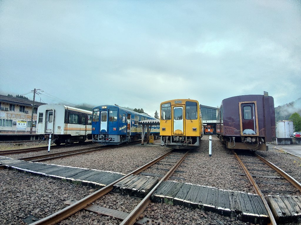 anjt_official's tweet photo. 間もなく車両基地特別撮影会開始です
雨も止んで陽が射してきました
構内でも入換して並べ出しています
お弁当無しよろしければ、当日受付（夜間撮影会付で6,000円）できます
12:30までに阿仁合駅2階で受付ます https://t.co/DvzHVy4WqY