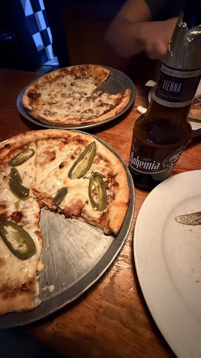 _Ernesto_mx_'s tweet photo. Sábado de 🍕 y 🍺 😋 https://t.co/8PG1G4UsCT