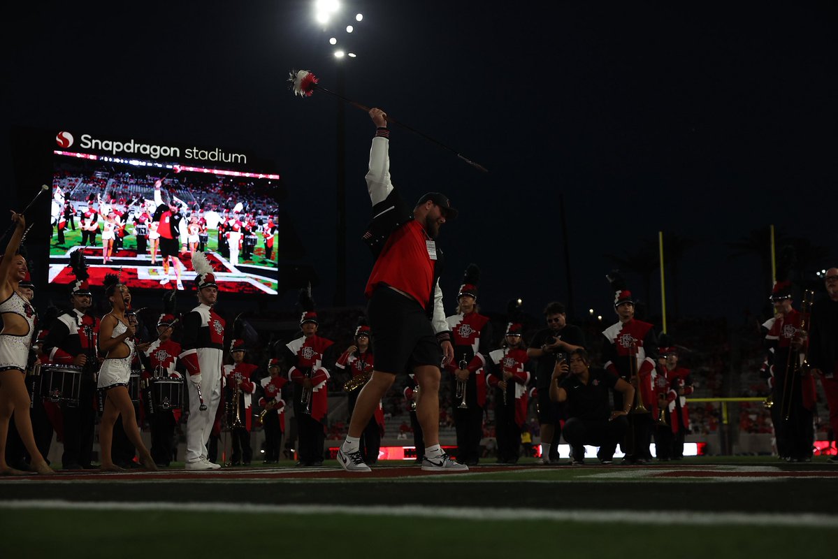 AztecFB's tweet photo. Welcome Back Home @Zach_Thomas76 🏠

#AgeOfTheJaguar 🐆 x #AztecFAST🍢 x #BeTheA1pha 🐺#TheClimb📈 https://t.co/w4Otw3tPyi