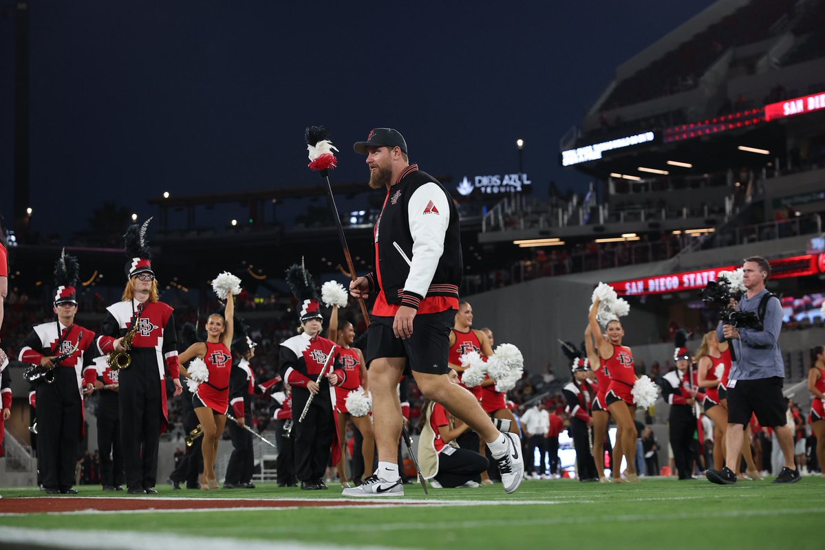 AztecFB's tweet photo. Welcome Back Home @Zach_Thomas76 🏠

#AgeOfTheJaguar 🐆 x #AztecFAST🍢 x #BeTheA1pha 🐺#TheClimb📈 https://t.co/w4Otw3tPyi