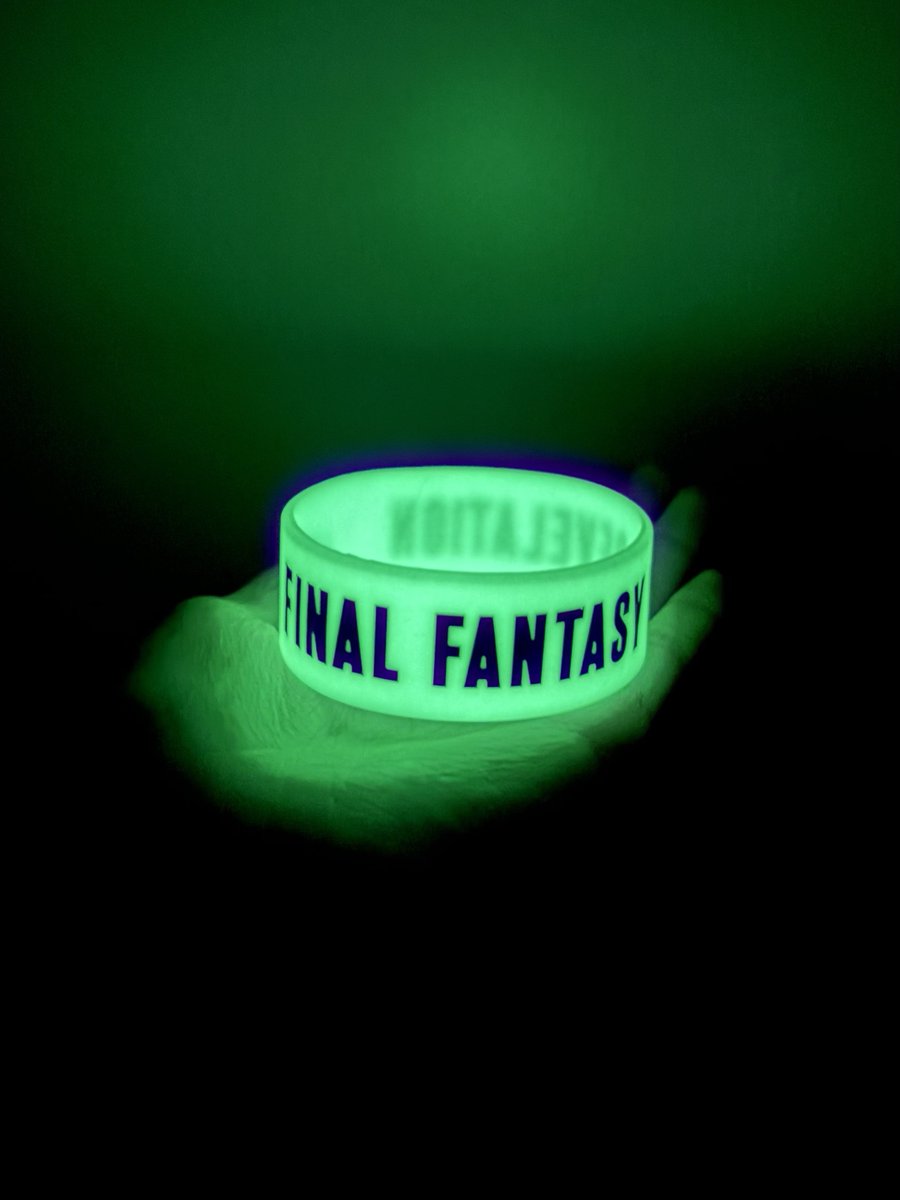 FFVIIR_CLOUD's tweet photo. 「ファイナルファンタジーVII リメイクシリーズ」各フォトスポット＆試遊体験者の方には「オリジナル魔晄バングル」をプレゼント！光をためると魔晄カラーに輝きはじめます…✨もちろん魔晄中毒の心配はございません。
ぜひ腕につけてブースを照らしてくださいね！
#FF7R_TGS2026 https://t.co/13dpv0GheF