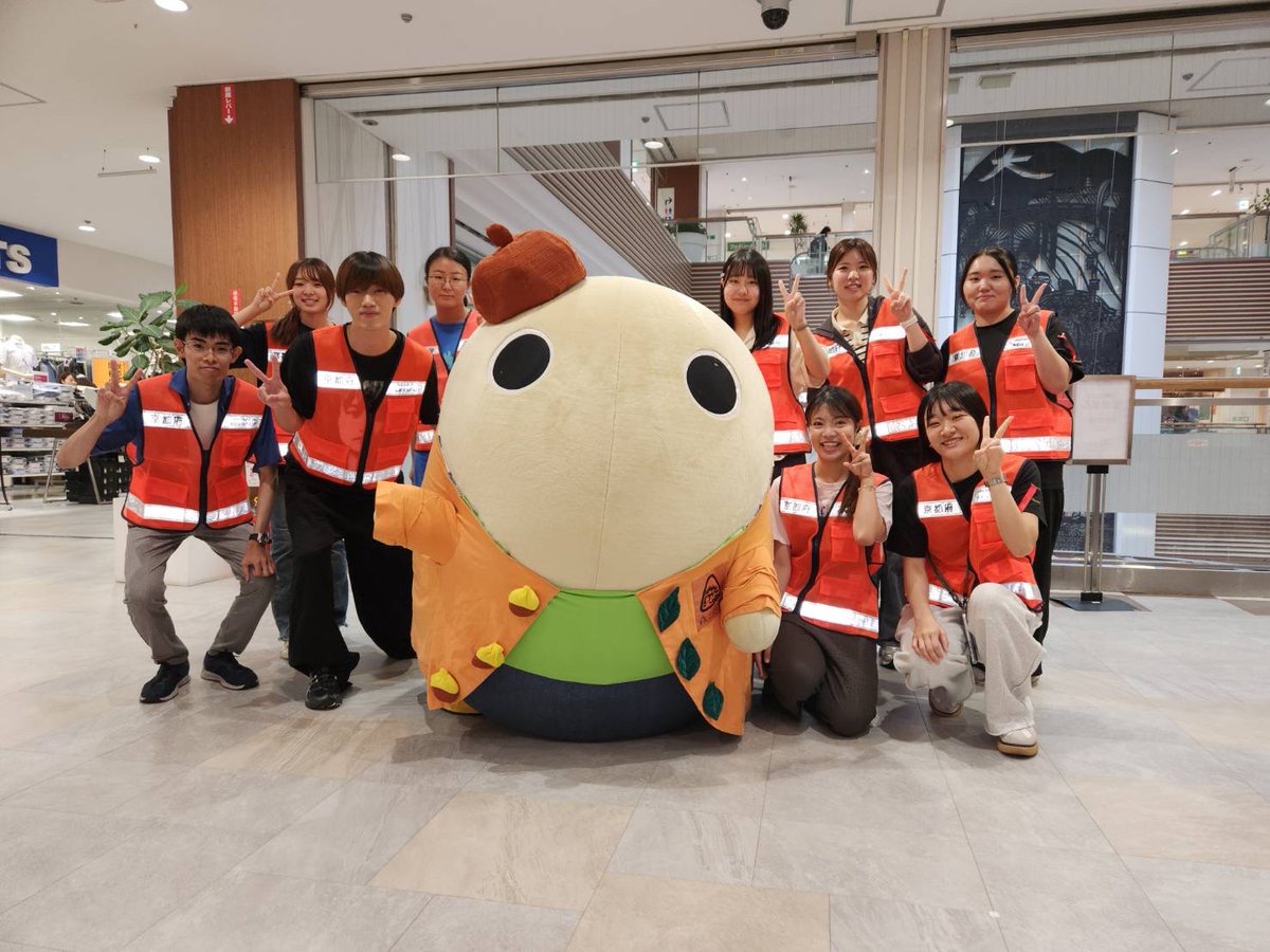 kyotomayumaro's tweet photo. 本日は京都ファミリー2階で開催中の『大学生と一緒に「防災について」楽しく学ぼう！光るウォータースティックづくり』におでかけしておりますです〜
防災について説明してくださる京都学生FASTの皆さんとパシャリ～♪
次のおさんぽは13:30～の予定です〜
皆さまぜひお越しくださいまし〜 https://t.co/TO2XbWjyQm