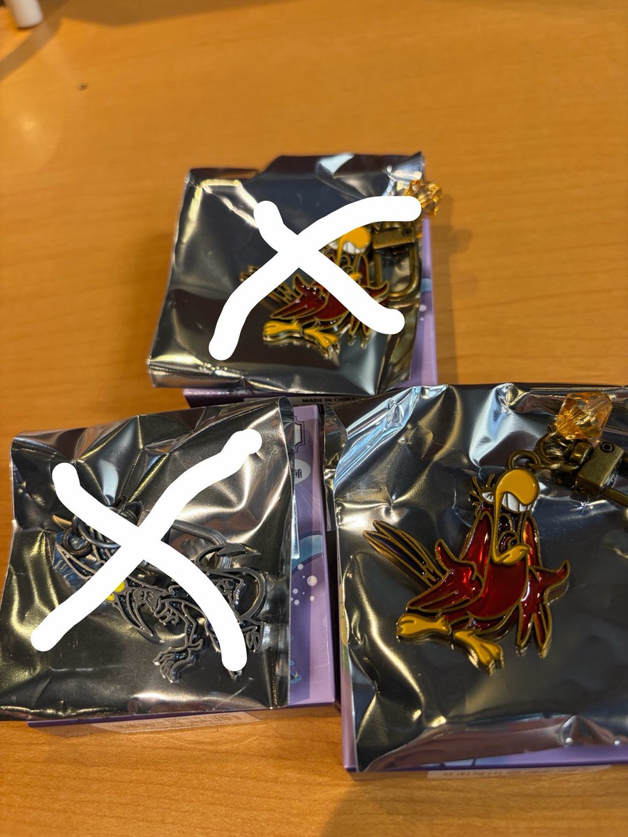 tukiskh1's tweet photo. 【譲渡】
ヴィランズ　シークレットキーチェーン　ステンドグラス風　ディズニーストア

譲:画像参照

求:定価

横浜駅、桜木町駅または郵送

検索からも歓迎です！ https://t.co/V1pM4YGEF9