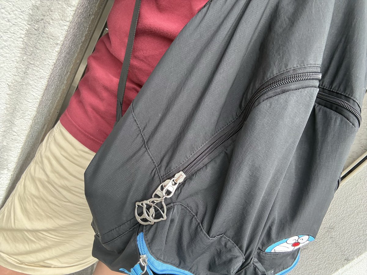 escaleta_cahi's tweet photo. 入っているもの

酒→3
頼まれたコーヒー2
ペットボトル→1

要するに重い。ええ筋トレなるわ https://t.co/J6bGEGO1Z5