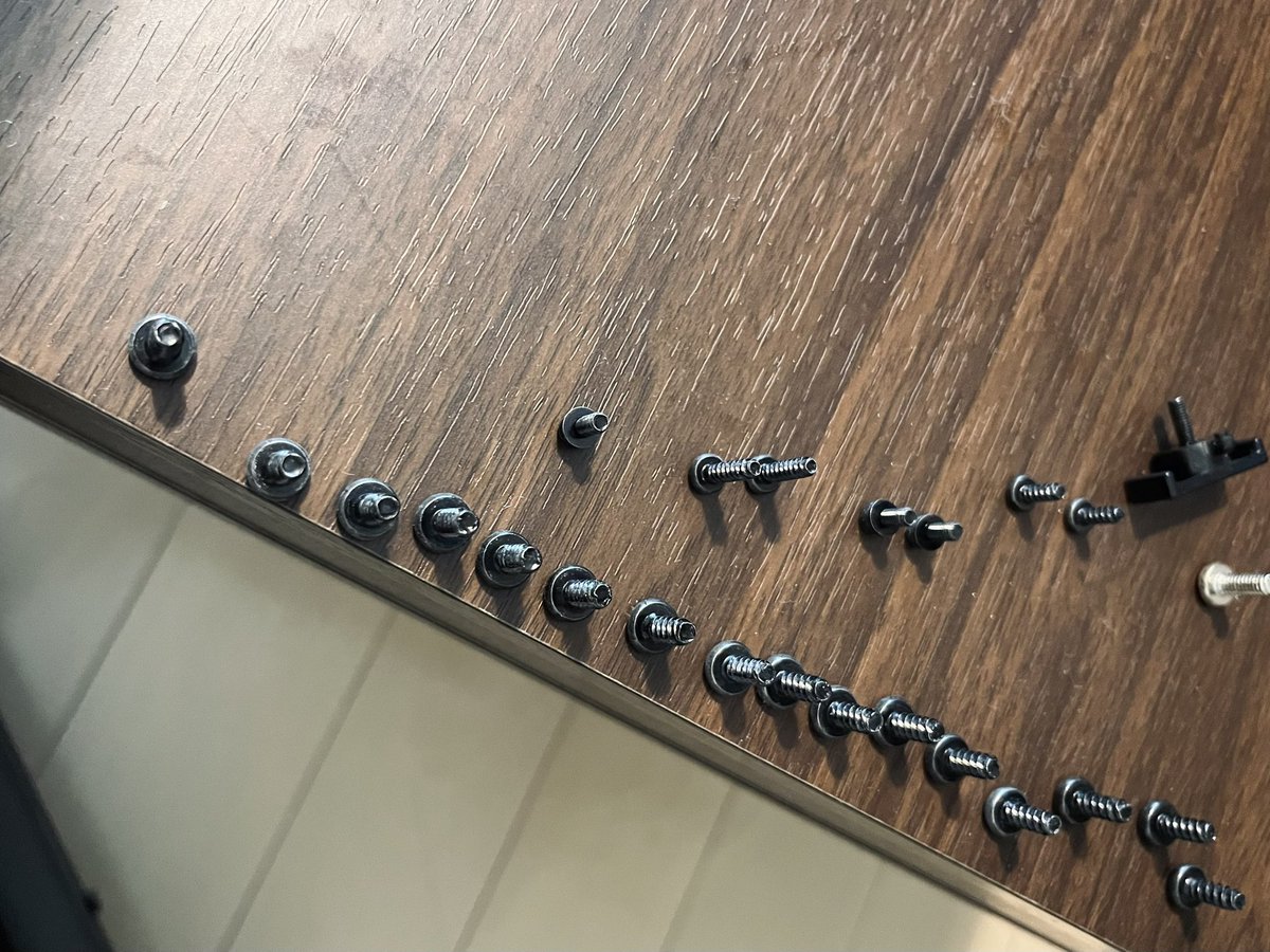 mispla_hideka's tweet photo. ヘッドフォンの変換プラグの先端がキーボードのジャックの中に残って取れなくなって、知恵袋に沿ってパネルを外して取ろうとしたけど、取れなかった🥲 https://t.co/wNgOJ3FWpO