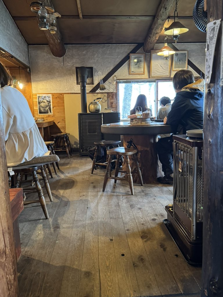 mosumo_rider's tweet photo. 三度目の来訪にして初めて店内へ
念願のボルシチめっちゃうまー https://t.co/NaAz7a1i0c