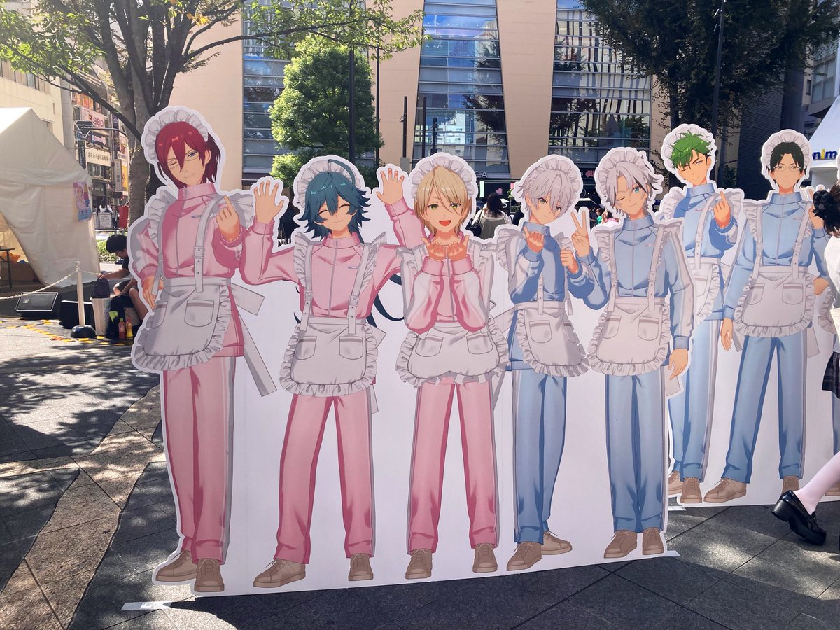 081004Syam's tweet photo. この前たまたま池袋行ってゴンチャ寄ったらジャージメイドパネルあって眼福だった✨️

時間ないので推し達しか撮れてないけど💦
人凄かったよ〜女の子もジャージメイドの子達多かった！！ https://t.co/uWiMK7nPoI