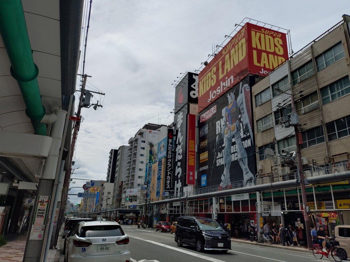omk_hatena's tweet photo. おはようございます。
本日のポンバシも晴れ〜♪

午前中に梅田や難波にも寄ったけど、どこも人が多いね https://t.co/OqISLGC8fq