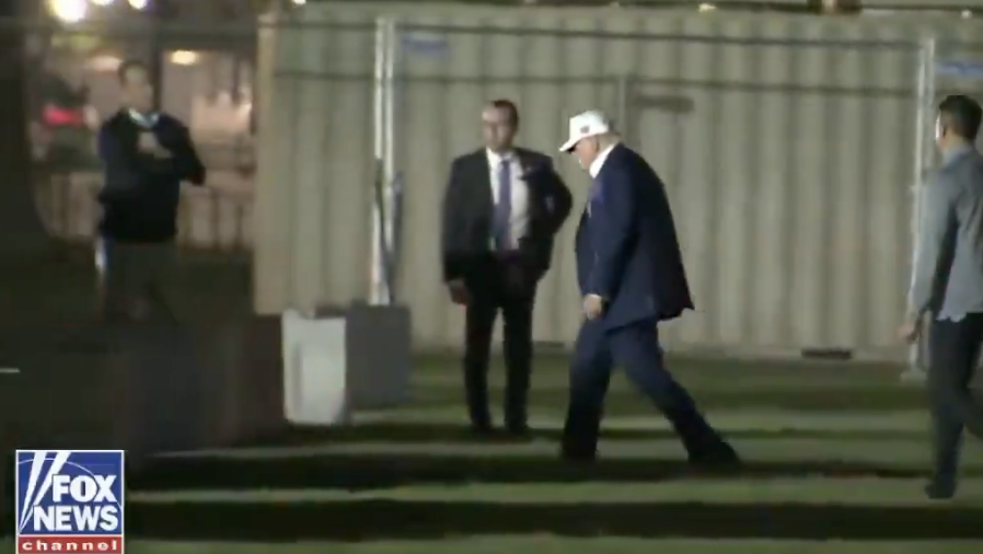 turningpointjpn's tweet photo. 速報：米イラン、緊急事態レベルのシグナル連発。トランプ、ネタニヤフともに予定切り上げ帰還。

これは何か起きてるのか？

→トランプ大統領がキャンプ・デービッドでの週末滞在を切り上げ、ホワイトハウスへ戻った。ホワイトハウスは理由を明らかにしていない。

→そして、トランプ大統領は直前にイラン戦争について「重大な転換点にある」と述べ、重要な決断が近づいていると発言している。

→さらに米国務省は、中東情勢について「予期せぬエスカレーション」の可能性を警告。中東への渡航・経由を再考するよう米国民に呼びかけ、航空便のキャンセルや一時的な空域閉鎖にも備えるよう促している。

単なる予定変更なのか。
それとも、何か重大な動きが迫っているのか。

トランプ大統領は木曜、「イランとの戦争で重大な転換点にある」「彼らを壊滅させるか否か、大きな決断が近づいている」と発言しているので、今回の一連の動きはその布石と見て間違いないと思う。

2人の首脳が同時に予定を切り上げるという異例の重なり方に加えて、国務省まで「渡航再考」に踏み込んだことで、単なる偶然では説明がつかない状況になってきた。

一部では「トランプ流の土壇場演出」との見方もあるが、もしこれが本物のエスカレーションなら、中東情勢は一気に緊迫化する。

そしてトランプ大統領が次に何を決断するのか。

ここ数時間の動きは、かなり注意して見ておいた方がいい気がする。