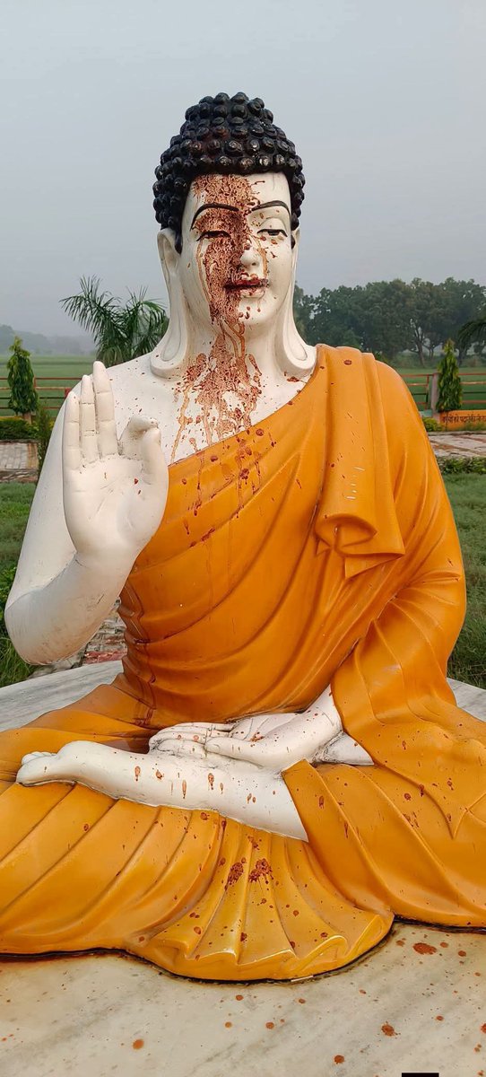 VIKASAmbedkar5's tweet photo. जनपद संत कबीर नगर के बभनी बाजार में भगवान  बुद्ध जी की प्रतिमा पर पान मसाला थूंकने और उसे अपवित्र करने वाले दोषियों पर कड़ी से कड़ी कार्यवाही करें।
हम सब जानते है कि अगर इस देश को सम्मान की नजर से देखा जाता है तो सिर्फ बुद्ध के कारण। 
@ScienceJourney2 @Uppolice @santkabirnagpol https://t.co/QtjWXXwcIM