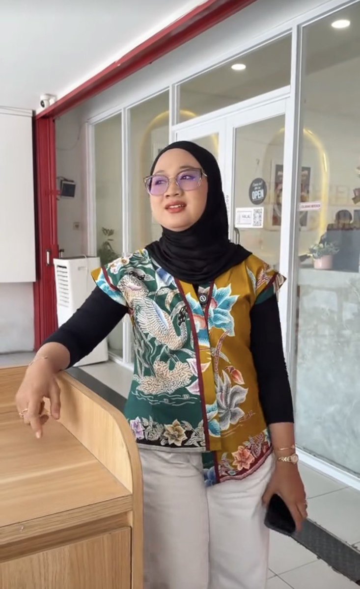 LambeSahamjja's tweet photo. setelah ibu ini speak up soal pungli di jogja:
- store dia di teror bintang 1
- Dari rating 4.9 jadi 2.3 gaes
- pembungkaman?? https://t.co/s7WcTNq24c